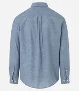 Camisa celeste de lino con cuello camisero, abotonadura frontal y mangas largas.