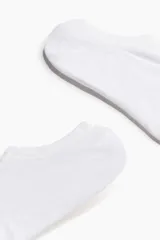 Pack de tres pares de medias invisibles blancas de punto fino con borde de silicona en el talón.