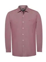 Camisa de vestir color ladrillo, de corte regular, con cuello clásico, manga larga y bolsillo en el pecho con logo bordado.