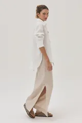 Camisa blanca de lino con bordados beige en la cartera y el bolsillo.