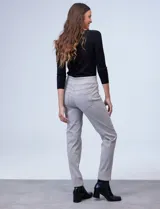 Jegging de algodón elastizado color gris claro, con pretina ancha elastizada de tiro alto, bolsillos laterales simulados con remaches metálicos y bolsillos traseros funcionales.