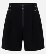 Short negro de corte sastre con cintura alta, trabillas, pliegues, hebillas metálicas y cierre frontal con cremallera.