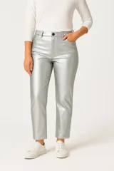 Pantalón plateado de eco cuero, corte recto y tiro alto.