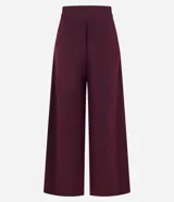 Pantalón pantalona color borgoña de tiro alto y corte palazzo, confeccionado en cupro con pliegues delanteros.