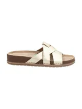 Sandalias bajas doradas con tiras cruzadas y plantilla de corcho.