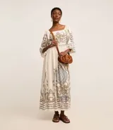 Vestido evasê midi confeccionado en viscolino, con mangas amplias, escote cuadrado en el busto y en la espalda, recorte en la cintura, lastex en la espalda y estampa de arabescos con estilo étnico en el tronco, mangas y en la bajo.