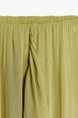 Falda midi color verde oliva, de tiro medio con cintura elástica y volantes asimétricos.
