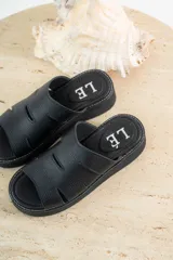 Sandalias marrones de gamuza con plataforma y tiras con aberturas.