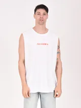 Musculosa blanca con estampado de la palabra 'California' en color naranja.