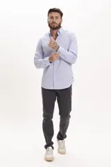 Jeans de corte regular en color gris, con diseño clásico y detalles de costura.
