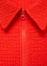 Vestido corto color naranja con textura, cuello polo y cierre de cremallera en el cuello.