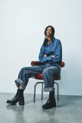 Botín negro de cuero con punta cuadrada, cierre lateral con cremallera y tacón ancho de 6,5 cm.