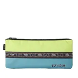 Cartuchera rectangular con cierre superior, dividida horizontalmente en dos secciones de color verde lima y celeste. Presenta una banda horizontal con diseño geométrico en tonos marrones y el logo de Rip Curl en la parte inferior.