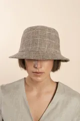 Sombrero tipo bucket de lana color beige con diseño de espiga.