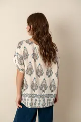Camisa de lino color crudo con estampado de cachemir en tonos azules y marrones, de corte holgado, manga corta con dobladillo y cuello redondo.