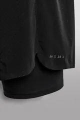 Shorts de running negros confeccionados en tejido técnico ligero y elástico, con malla interior, cintura elástica ajustable con cordón, bolsillo trasero con cierre y perforaciones en las perneras.