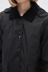 Campera negra con capucha y cuello de piel sintética.