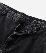 Pantalón baggy de jean negro con bolsillos cargo laterales y lavado con efecto desteñido. Cierre con botón y cremallera, confeccionado en algodón.