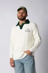 Sweater de punto verde con cuello polo color crema y bordado frontal con texto en blanco.