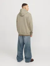 Buzo canguro con capucha color verde oliva, con cordones ajustables y bolsillo tipo canguro. Estampado frontal con texto en color crema.