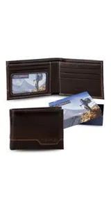 Billetera de cuero color marrón oscuro con costuras blancas contrastantes. Presenta un volante interior con visor transparente para identificación y múltiples ranuras para tarjetas. Incluye doble compartimento para billetes.