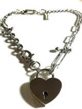 Collar plateado con cadena de eslabones y candado en forma de corazón.