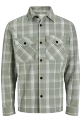 Sobrecamisa de manga larga tipo cuadros en tonos verde con cierre de botones y bolsillos frontales.