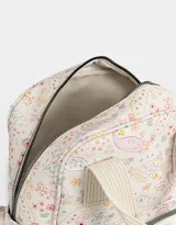 Mochila negra de cuerina con doble asa corta de mano con textura, correas regulables, cierre superior, bolsillo frontal con cierre, bolsillos laterales y tag en relieve.