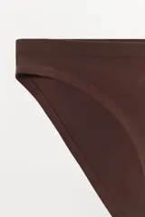 Braguita clásica color marrón confeccionada en modal con cintura elástica.