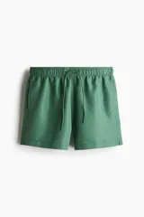 Short de baño verde con elástico y cordón ajustable en la cintura, bolsillos laterales y trasero con cierre autoadherente.