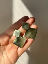 Caravanas de bronce hechas a mano, en formas de rombos, disponibles en acabado liso o texturizado.