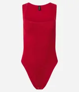 Body musculosa sin costuras color blanco, con escote cuadrado, textura acanalada y cierre inferior con broches.