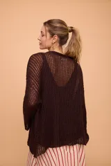 Conjunto de lino tejido, compuesto por un saco y una musculosa de silueta holgada.