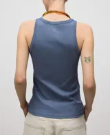 Musculosa blanca de algodón con textura acanalada, cuello redondo y logo bordado en la espalda.