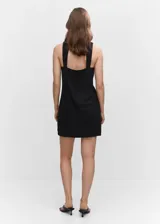 Vestido corto de mezcla de lino, con diseño recto, tirantes anchos y escote en la espalda.