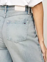 Jean celeste de denim rígido, corte amplio, pierna recta y talle alto.