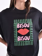 Remera color rosa claro con estampado de un mojito en tonos amarillos y rosados.
