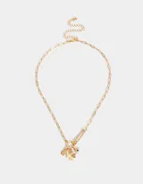 Collar corto dorado con cadena de eslabones y multidijes: candado con corazones dorados, dedal plateado, mano negra, cuentas de cristal, pez plateado, borla de cordones verdes y dije de luna plateada.