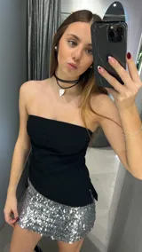 Top strapless negro ajustado al cuerpo.