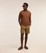 Remera blanca de media malla con cuello redondo, manga corta y textura vertical.