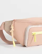 Riñonera deportiva color rosa viejo con correa regulable, cierre superior y bolsillo frontal con cierre.