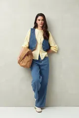 Camisa blanca de algodón con cuello mao, mangas abullonadas con puños abotonados y calados centrales.