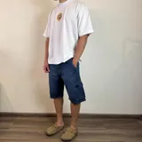 Bermuda de jean celeste con bolsillos cargo laterales y traseros.