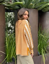 Sweater color amarillo con diseño de trenzas verticales en color crema.