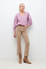 Blusa lavanda con bordados, de manga larga y cuello en V.