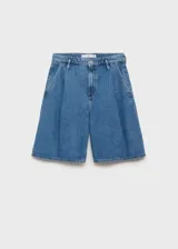 Short de jean azul de corte ancho y largo a la rodilla.
