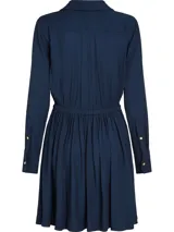 Vestido corto camisero azul marino de Tommy Hilfiger, con cuello italiano, mangas largas con puños abotonados, cinturón anudable en la cintura y logo metálico en el bajo.