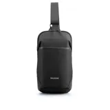 Bandolera negra de poliéster impermeable con detalles en simil cuero. Diseño ultrafino y ligero, con correa reforzada para uso en ambos hombros. Incluye bolsillo delantero con velcro, bolsillo trasero antirrobo con cierre y espacio para tablet de hasta 7 pulgadas.