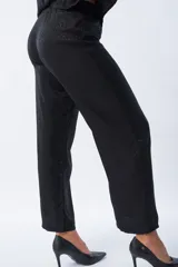 Pantalón palazo negro con estampado animal print, cintura elastizada con lazo y corte amplio.