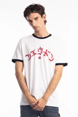Remera unisex color blanco con cuello y mangas en contraste negro, y estampado frontal con texto en rojo.